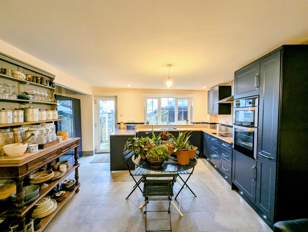 Kitchen/dining space