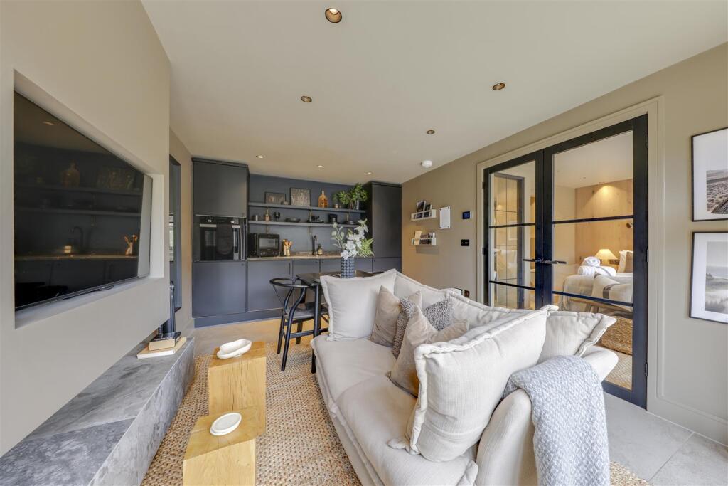 Cascade Lounge &amp; Kitchen