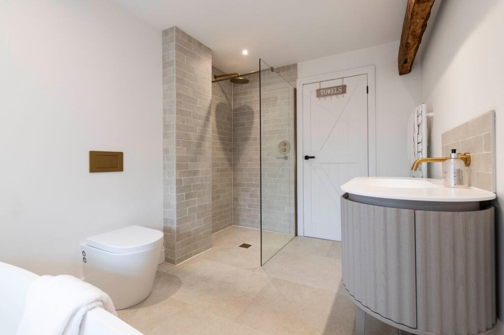 Bedrooms &amp; Bathrooms