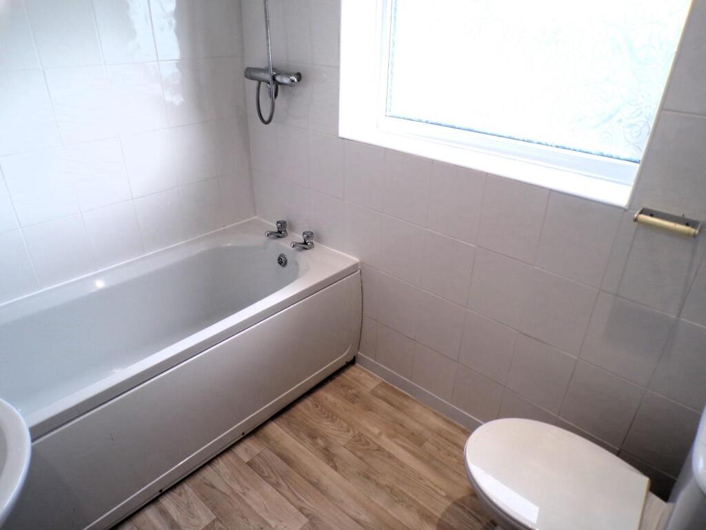 MoughLane69bath1.JPG