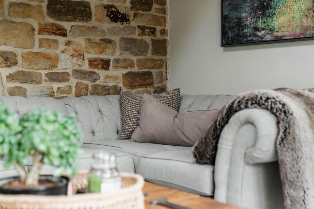 Living Room-9.jpg