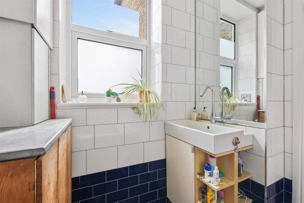 02-2d9dGCWT - FFF 25b Pember Road - Bathroom 2  -O