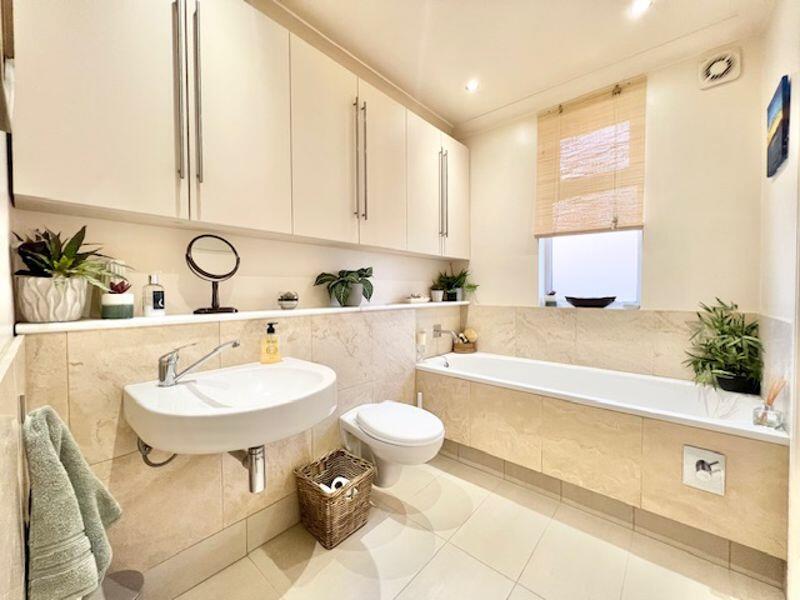 En suite bathroom view 2