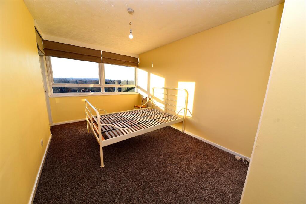 bedroom 1.JPG