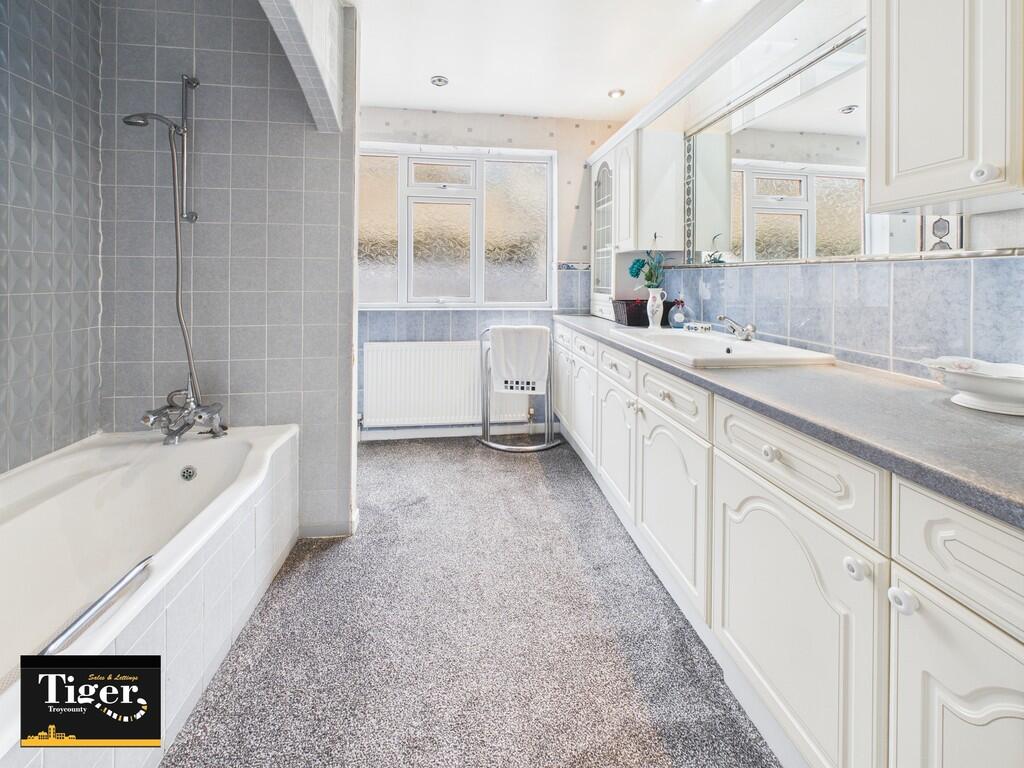 CAM02176G0-PR0611...