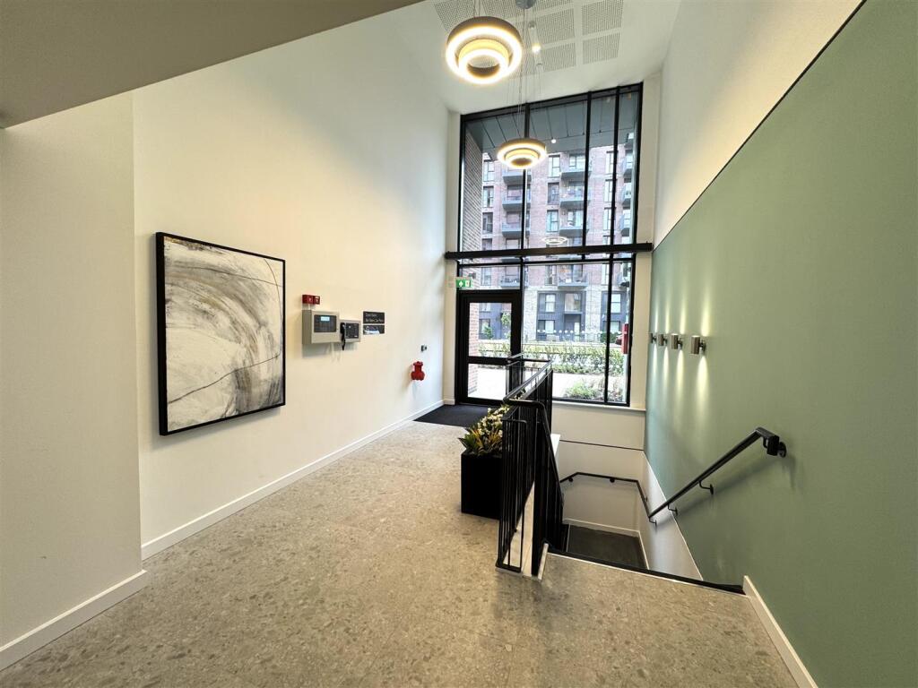 Entrance hall pic 2.jpeg