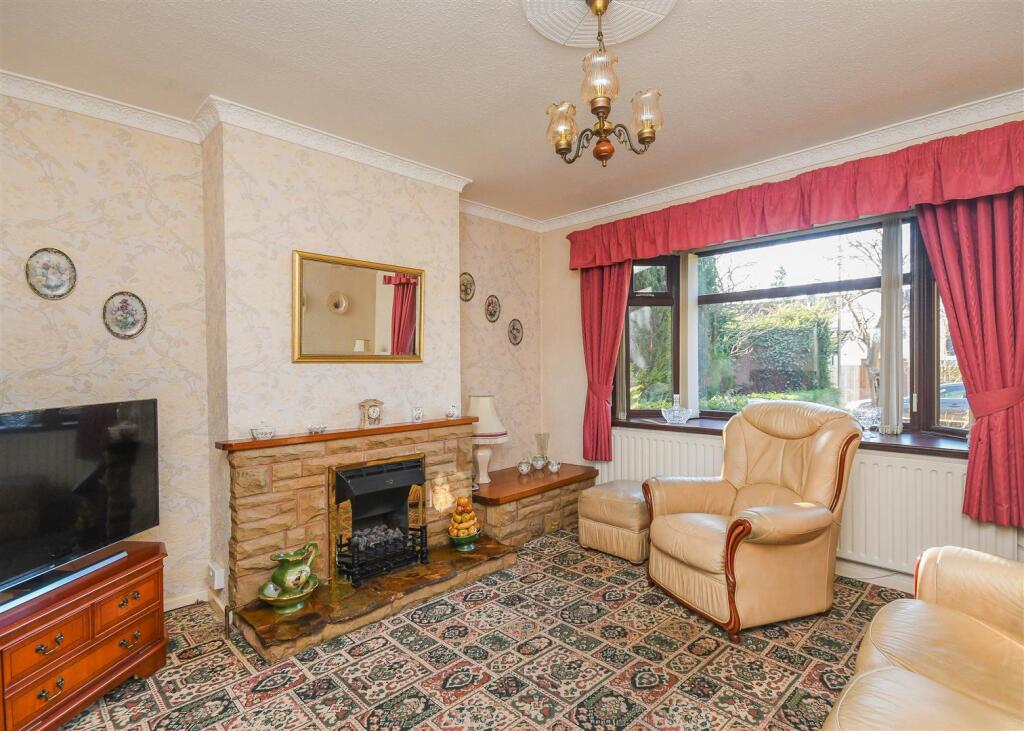 7 Yew Tree Road - Living Room (2).jpg