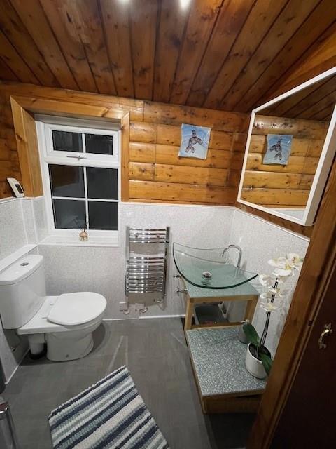 Bathroom 2.jpg