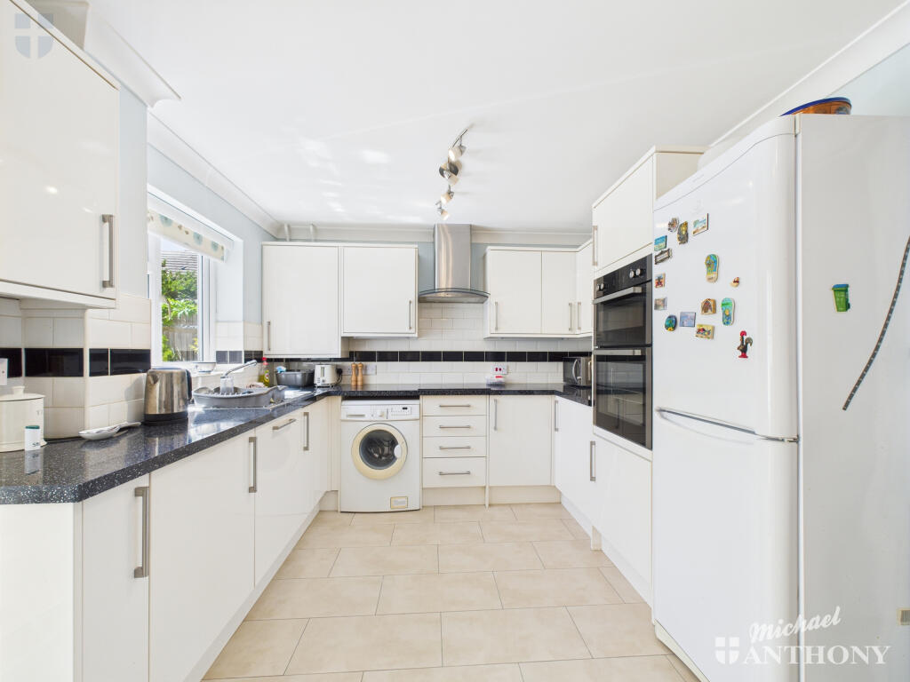 CAM03218G0-PR0714-STILL006