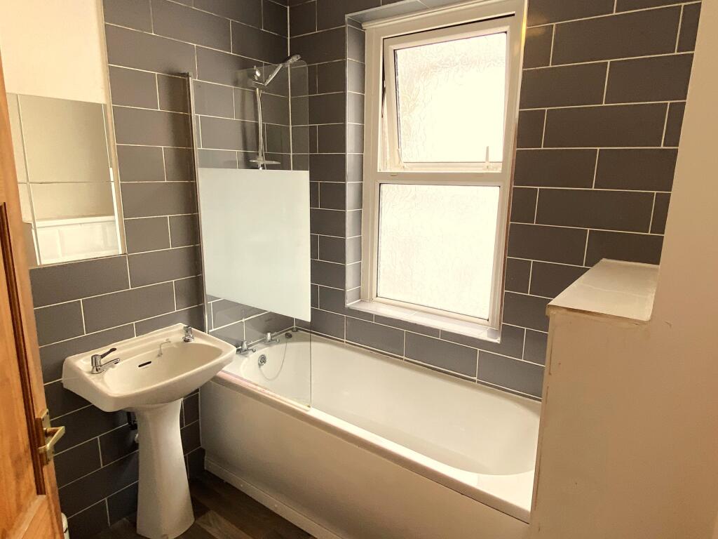 3Oaklands-Bathroom