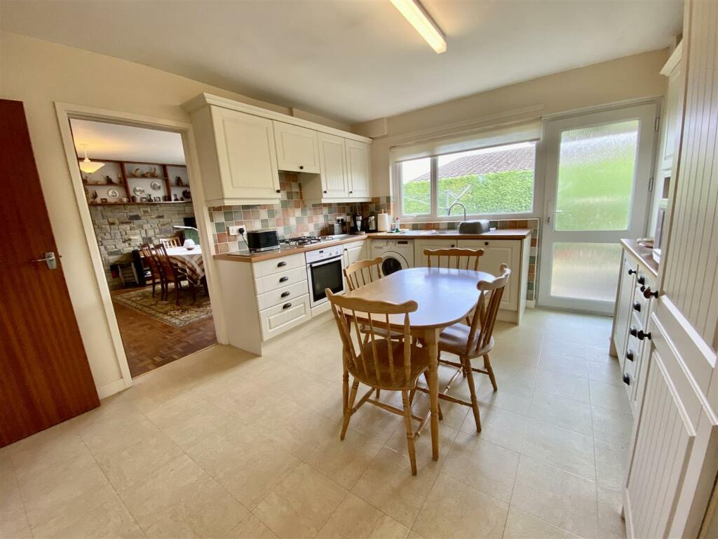 KITCHEN/BREAKFAST ROOM