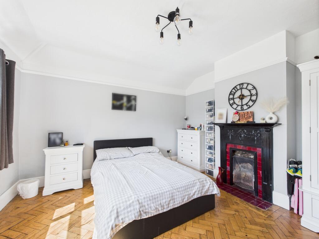 CAM01354G0-PR0520-STILL003