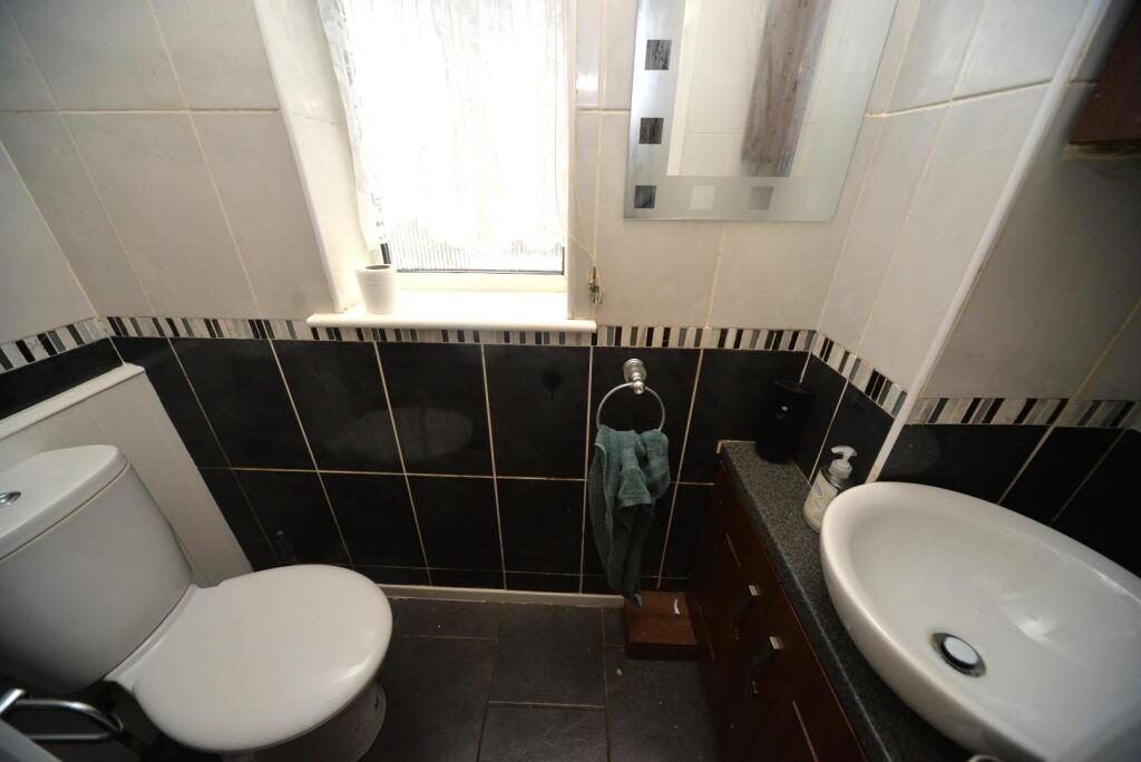 guest cloakroom.JPG