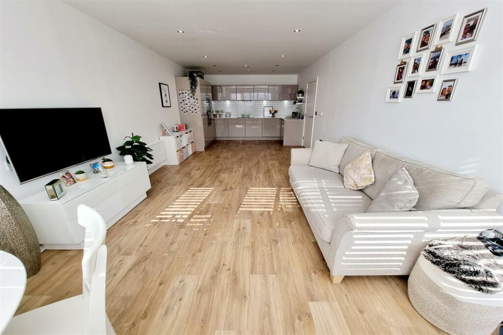 RECEPTION ROOM: PIC. 2