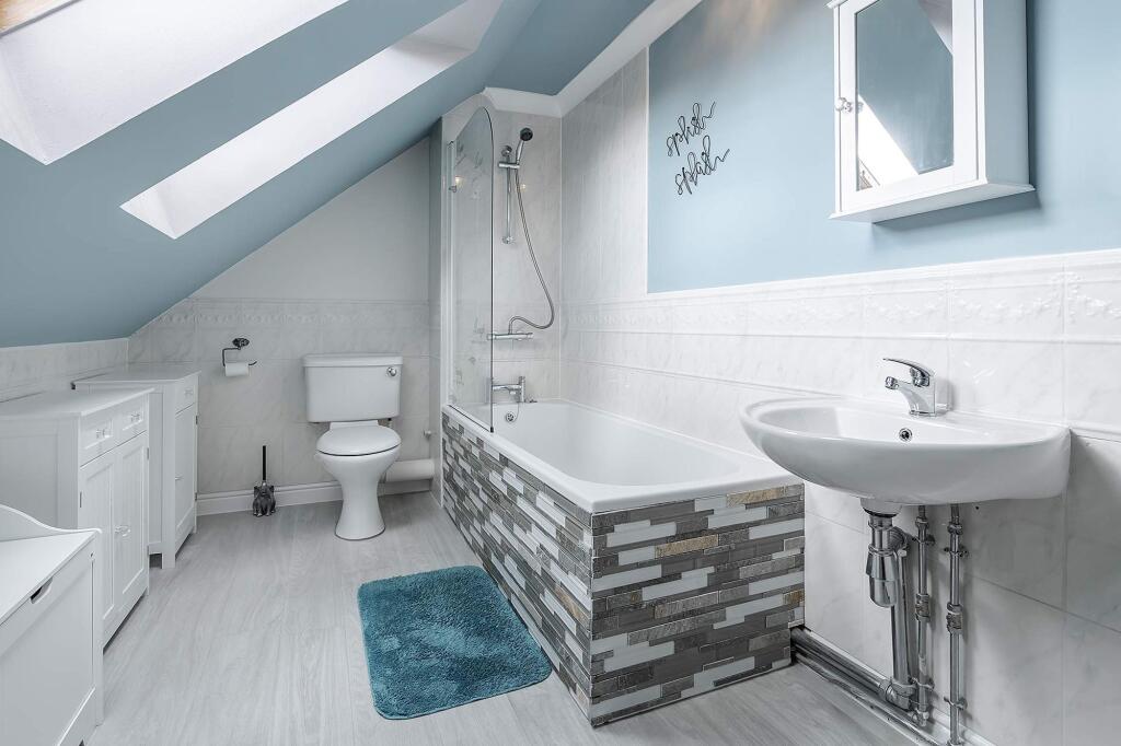 Family Bathroom Upstairs