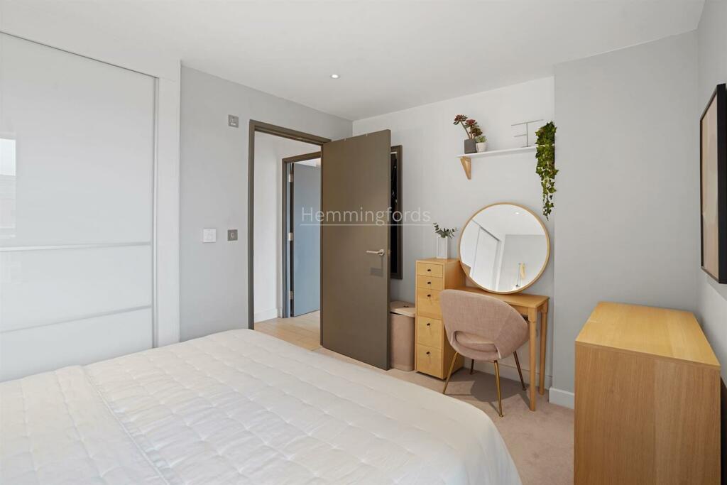 11-6d4980641-MK-HMF-Flat 16, 18 Canalside Square-5