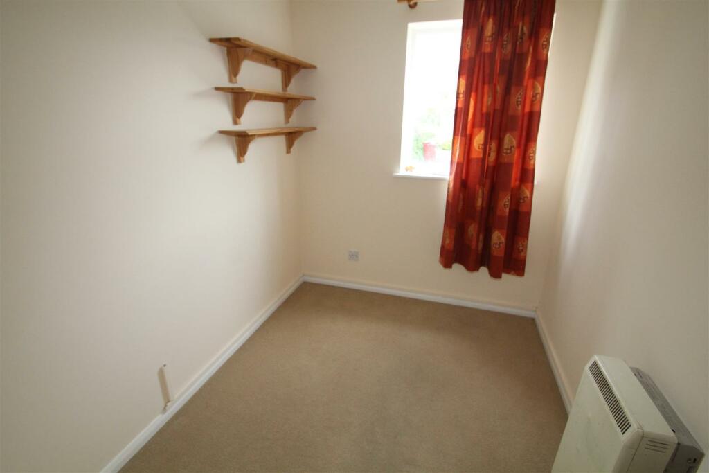 bedroom 2.JPG