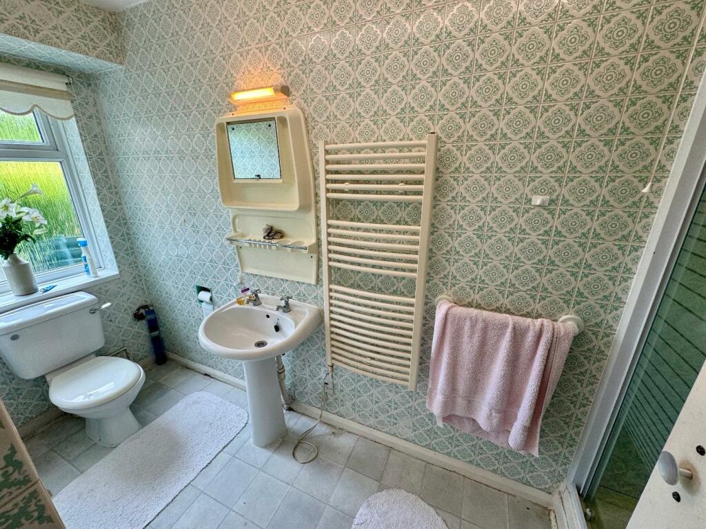 EN-SUITE SHOWER ROOM