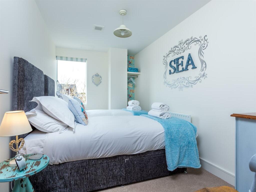 Bedroom 2-1_2048_X_1536.jpg