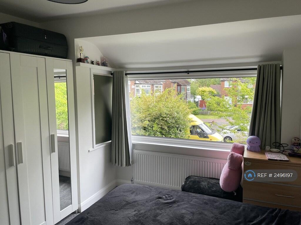 Double Bedroom (Front Of House)
