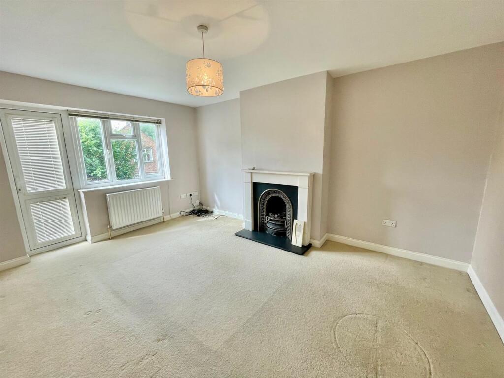 77 Church Rd Lounge.jpg