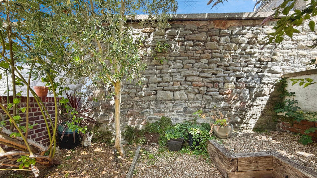 Garden wall
