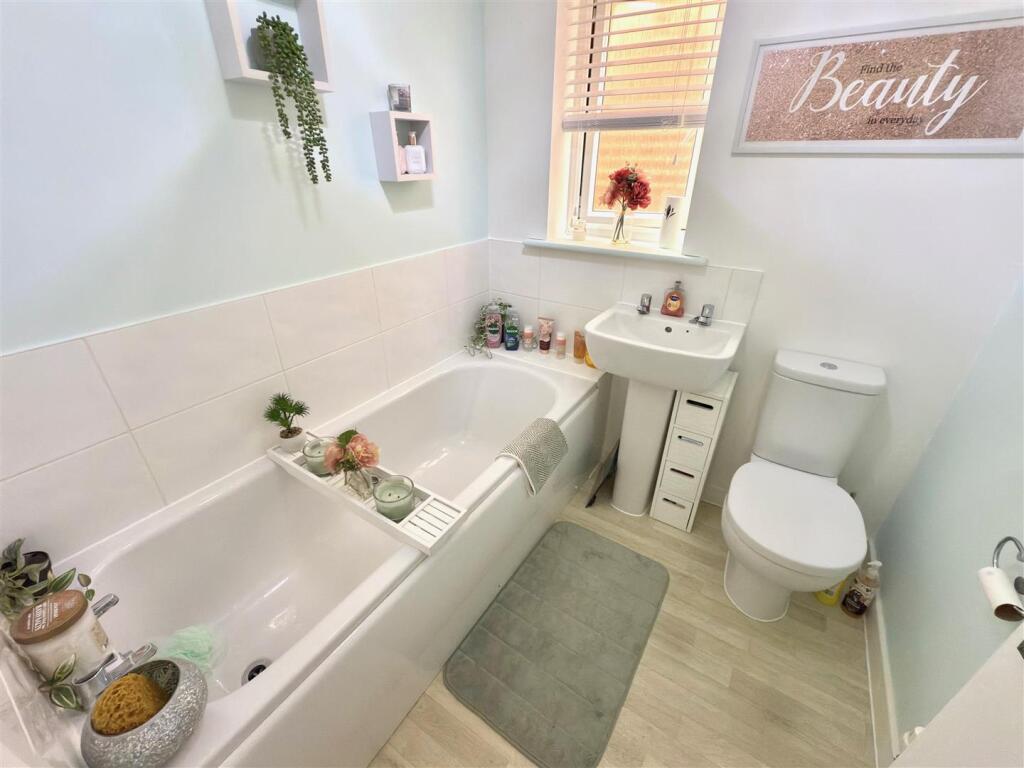 MAIN BATHROOM.jpg