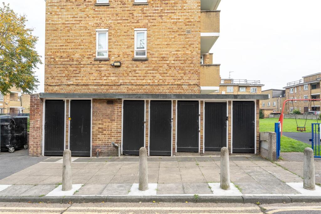 Chatsworth Estate, E5