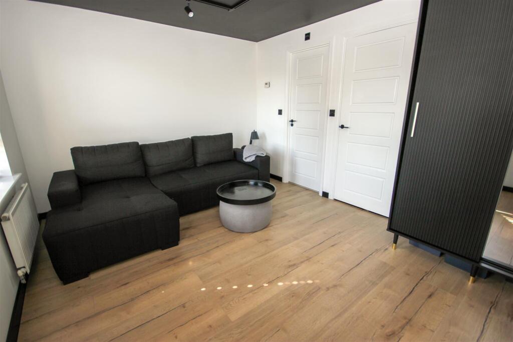 Master Bedroom..jpg