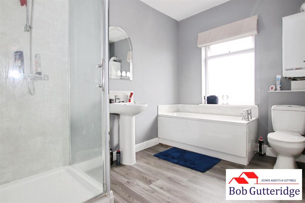 FIRST FLOOR FOUR PIECE BATHROOM