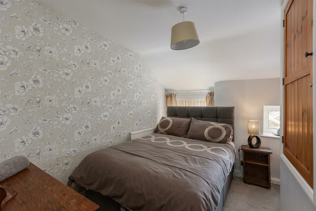 Kays Cottage Bedroom 1-1.jpg