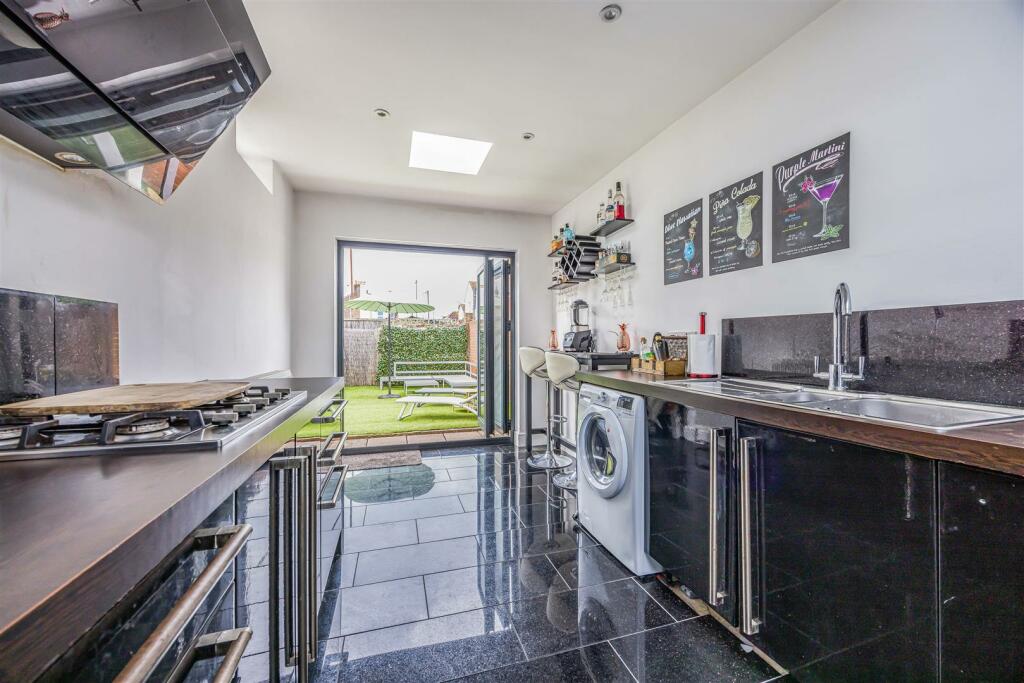 2 Wykeham Avenue, Portsmouth-Small-PorticoMarketin