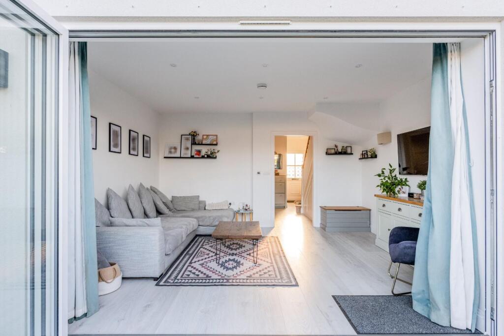 ST GILES CLOSE (13).jpg