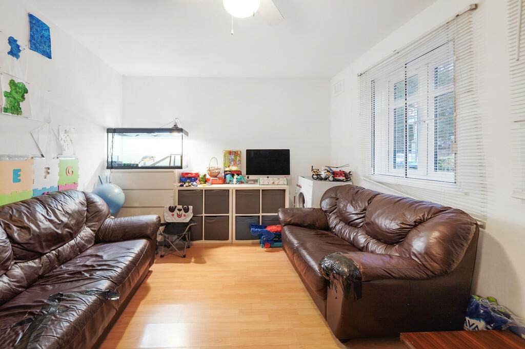 218 Brentfield Ro...