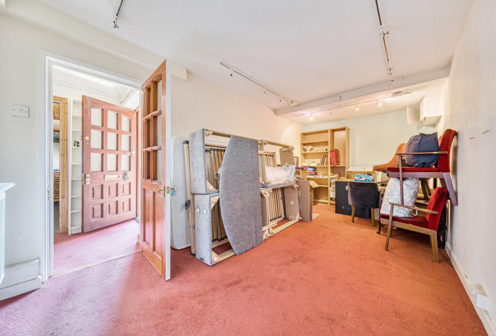 1305695-4-6852aff...