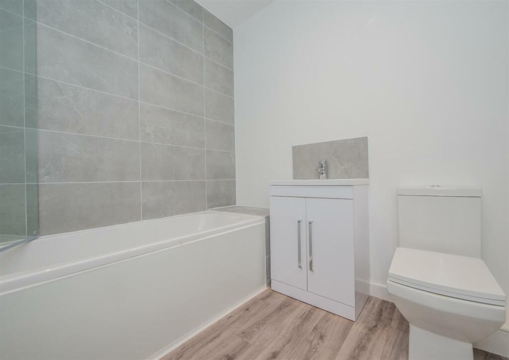 Family Bathroom / WC: