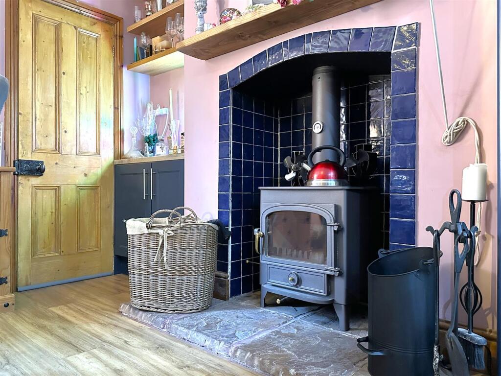Feature Fireplace &amp; Log Burner 186