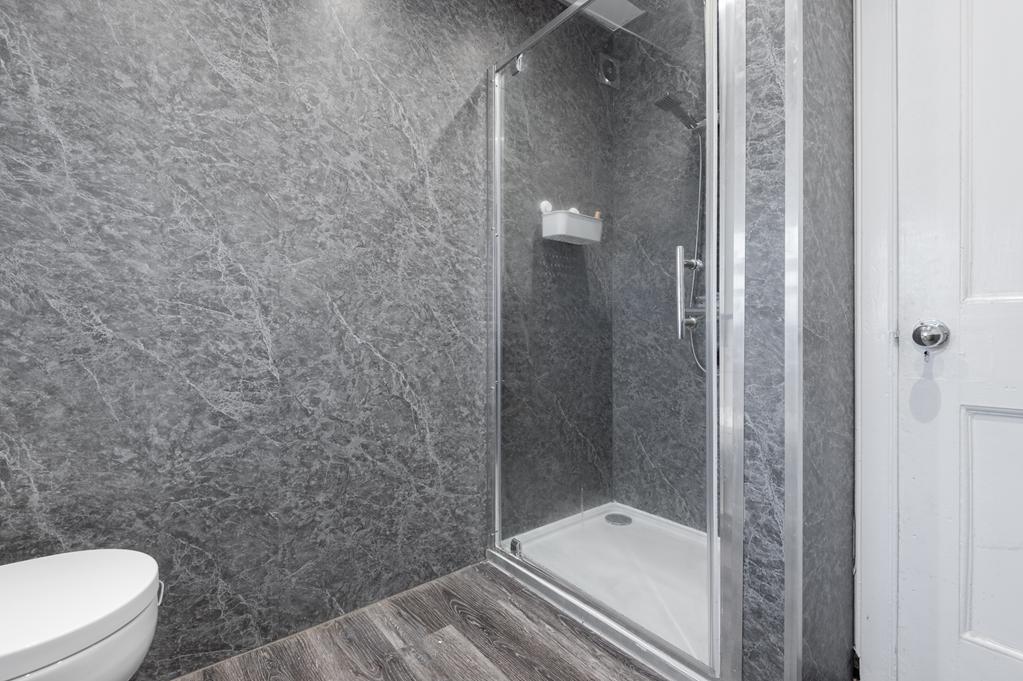 UPPER SHOWER ROOM