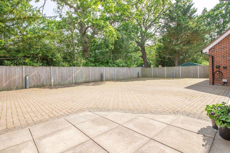 Driveway/ Front Outlook