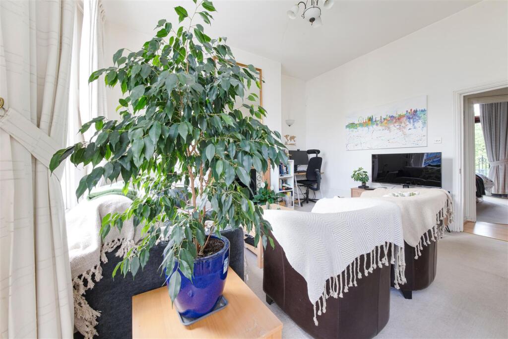 YONGE PLACE N4-11.JPG