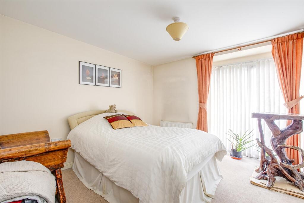 Flat 2, Baxter House, Kitchener Road, HP11 2SA-1.j