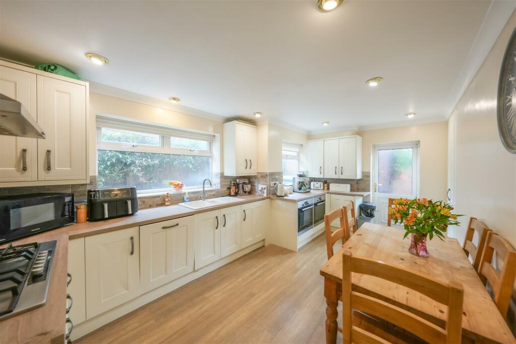 BREAKFASTING KITCHEN
