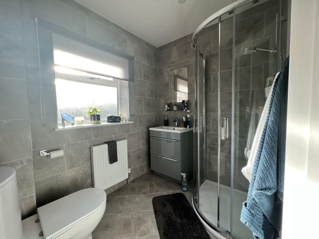 ensuite.jpg