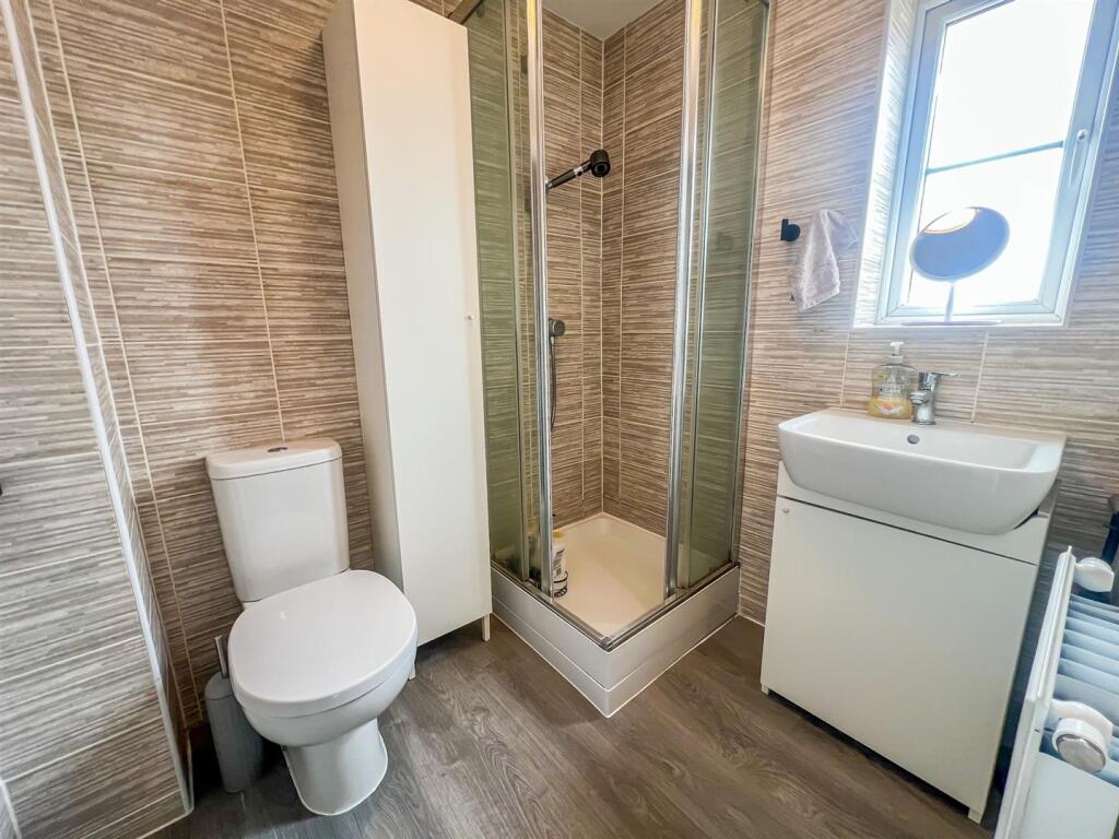 EN SUITE SHOWER ROOM/W.C.