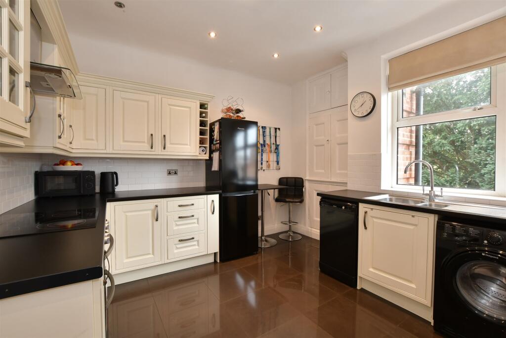 Kitchen/ Breakfast Room