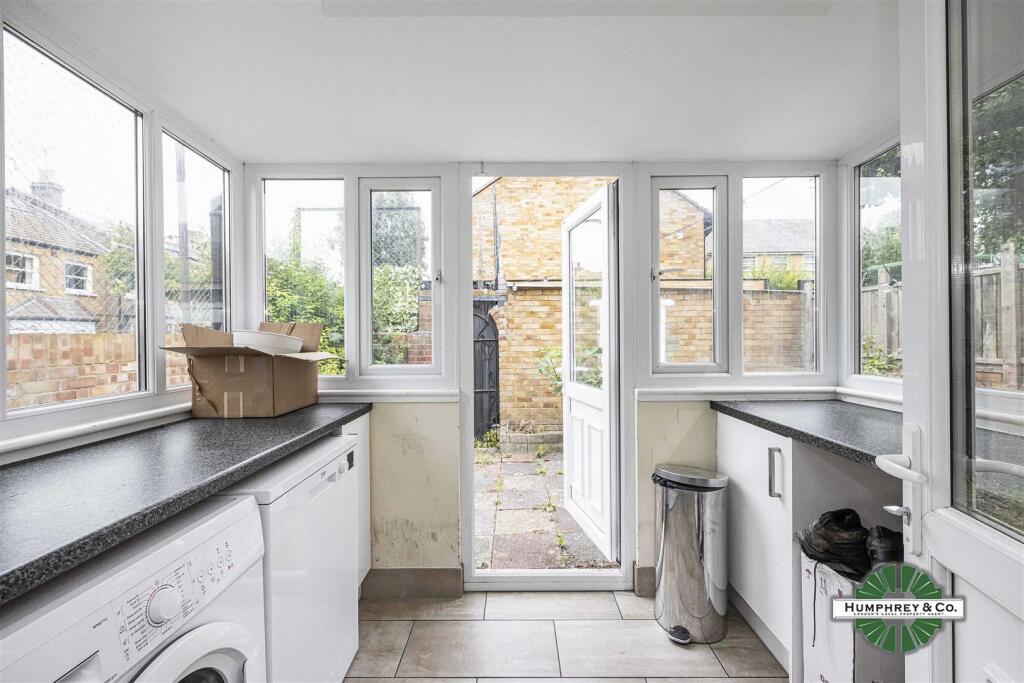 132 Lower Clapton Road -008.jpg