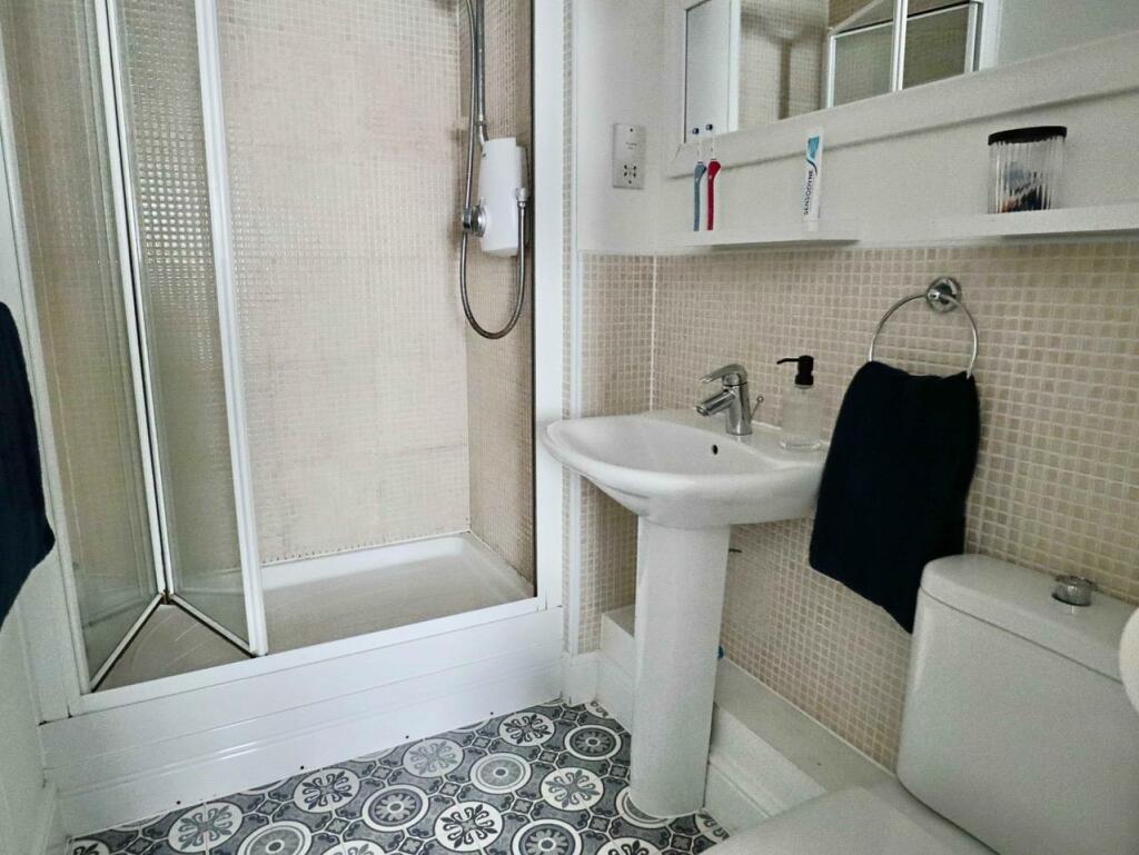 En suite shower (side)