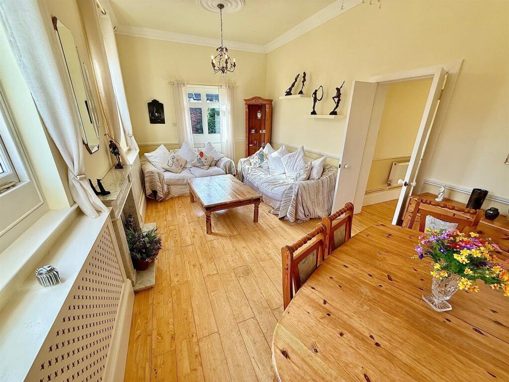 Lounge/Dining Room