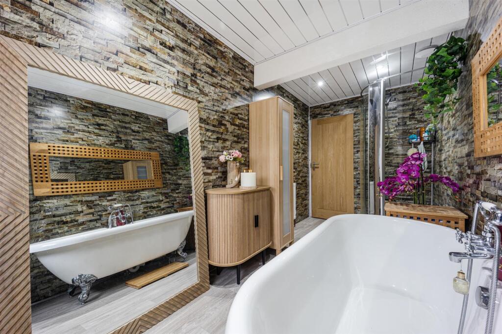 1 Thorndyke Close bathroom 2.jpg