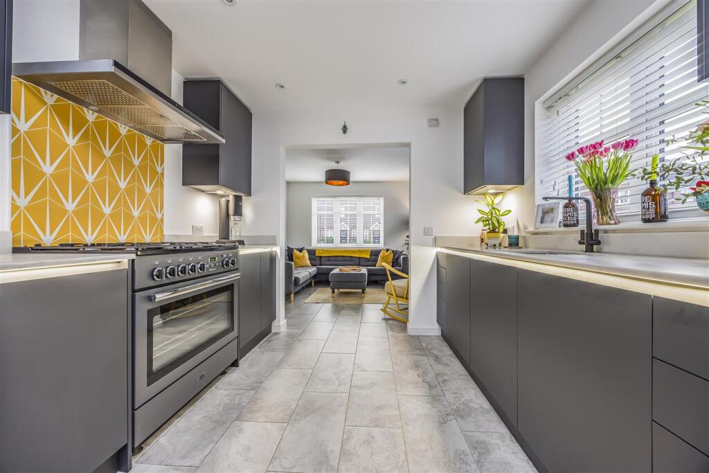 4 West Brook View, Emsworth-PorticoMarketing-SoldB